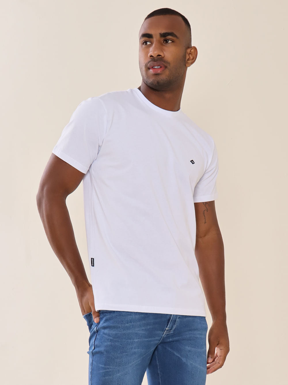 Camiseta básica branca da Greenish, confeccionada em algodão sustentável, ideal para o dia a dia.