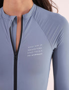 Maiô Manga Longa Joana Duo Color - Cinza da Greenish com zíper frontal e proteção UV, ideal para surf e piscina.