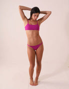 Greenish BIQUINI OPHELIA - UVA com alças elásticas e calcinha ajustada, tecido resistente ao cloro e sol, em fundo neutro.