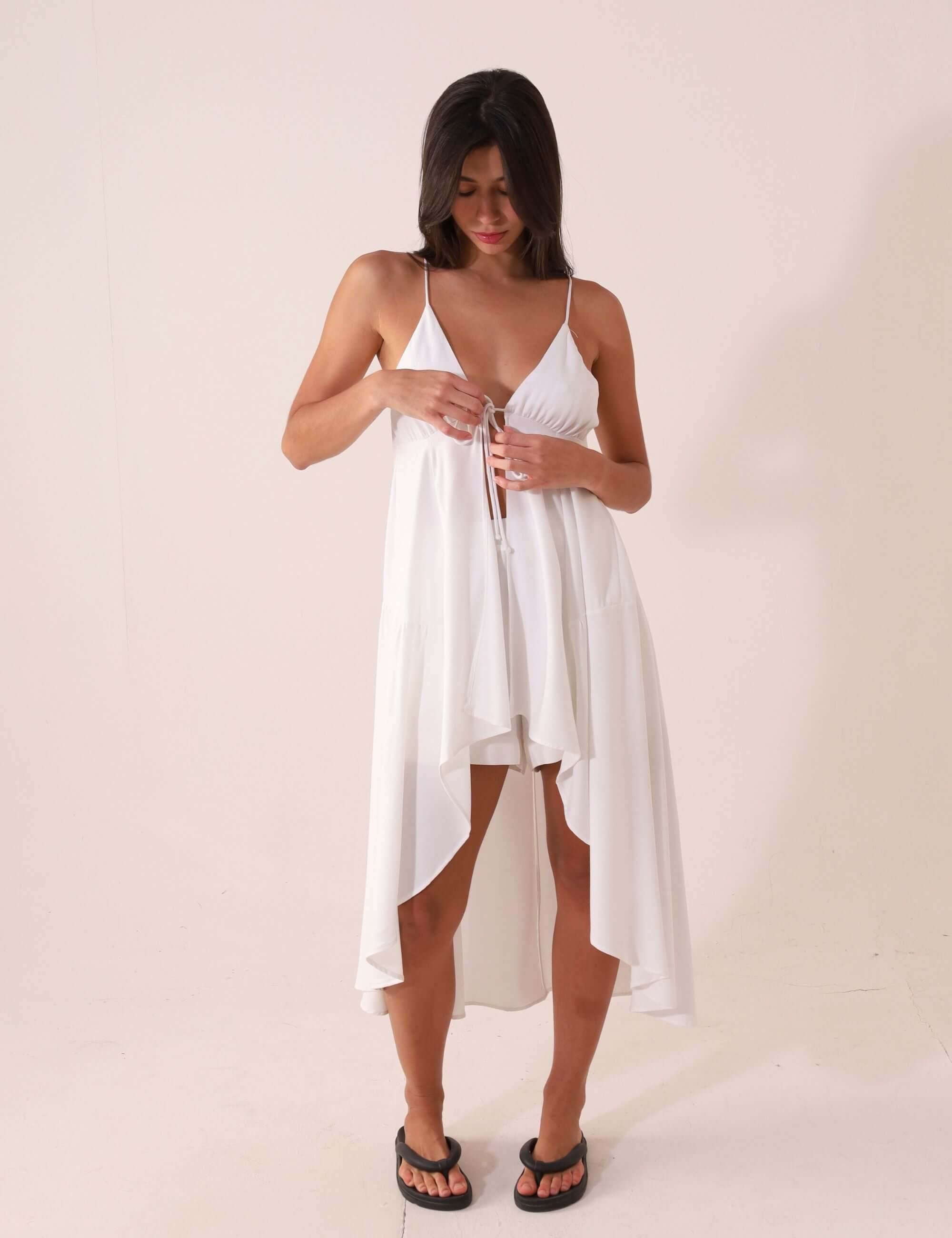 Mulher usando Blusa Áurea - Off White da Greenish, modelagem fluida e alças ajustáveis, ideal para dias de sol, feita 100% de viscose.