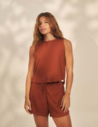 Blusa Moletom Monaco - Caramelo Greenish: top invertido slim com decote careca e costas abertas, textura marcante e bainha a fio