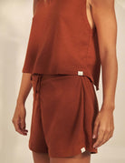 Alt Tag: Blusa Moletom Monaco - Caramelo da Greenish em tecido macio com decote careca, costas abertas e acabamento a fio, look moderno e confortável