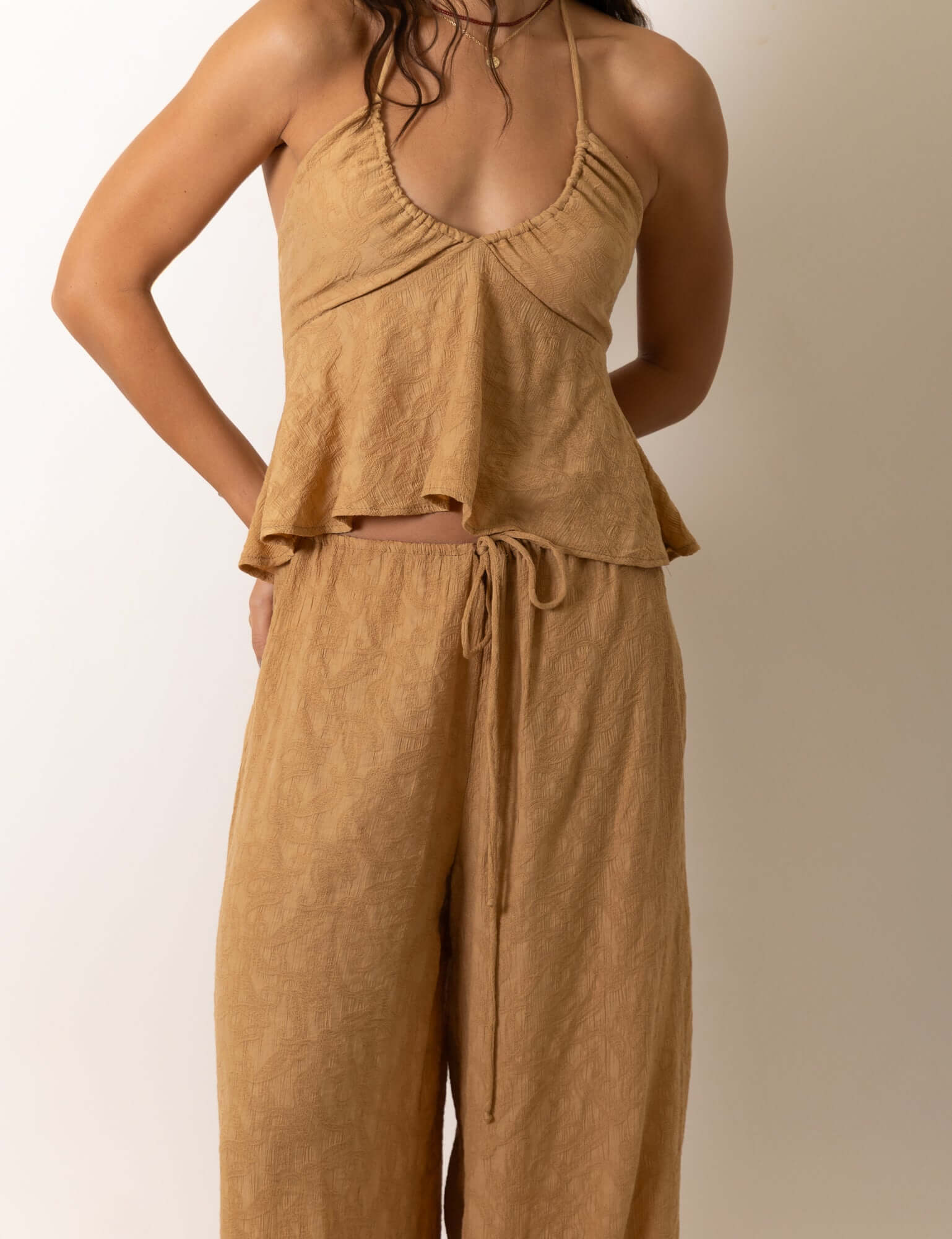 Blusa Paisley - Caqui da Greenish, elegante e confortável, ideal para looks casuais e sofisticados.