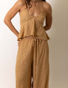 Blusa Paisley - Caqui da Greenish, elegante e confortável, ideal para looks casuais e sofisticados.