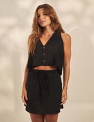 Alt Tag: Blusa Sunset - Preto da Greenish, colete cropped em algodão com botões frontais e transpasse nas costas, visual despojado e confortável