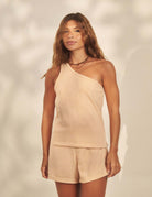 Blusa Tricot Ombro Só Fer - Bege da Greenish, modelo usando blusa ombro só bege em look praia sustentável