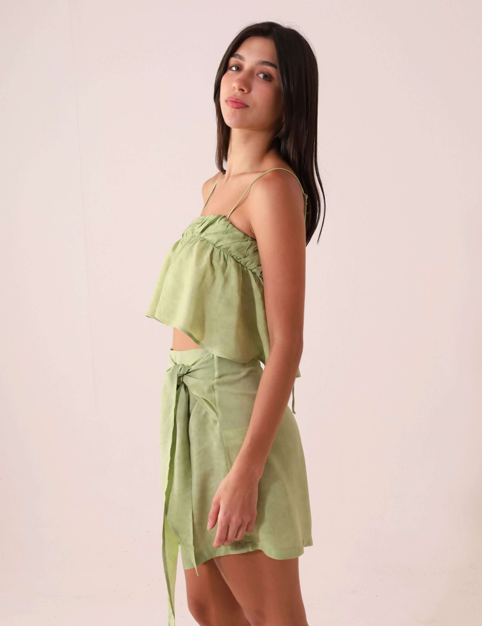 BLUSA THÁ - VERDE da Greenish em viscose texturizada com caimento solto, decote reto e alças finas, estilo romântico.