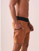 Greenish BOARDSHORT CLASSIC TRUNK ESSENCIAL - CAQUI com bolso funcional e modelagem anatômica, ideal para mar, areia ou rua.