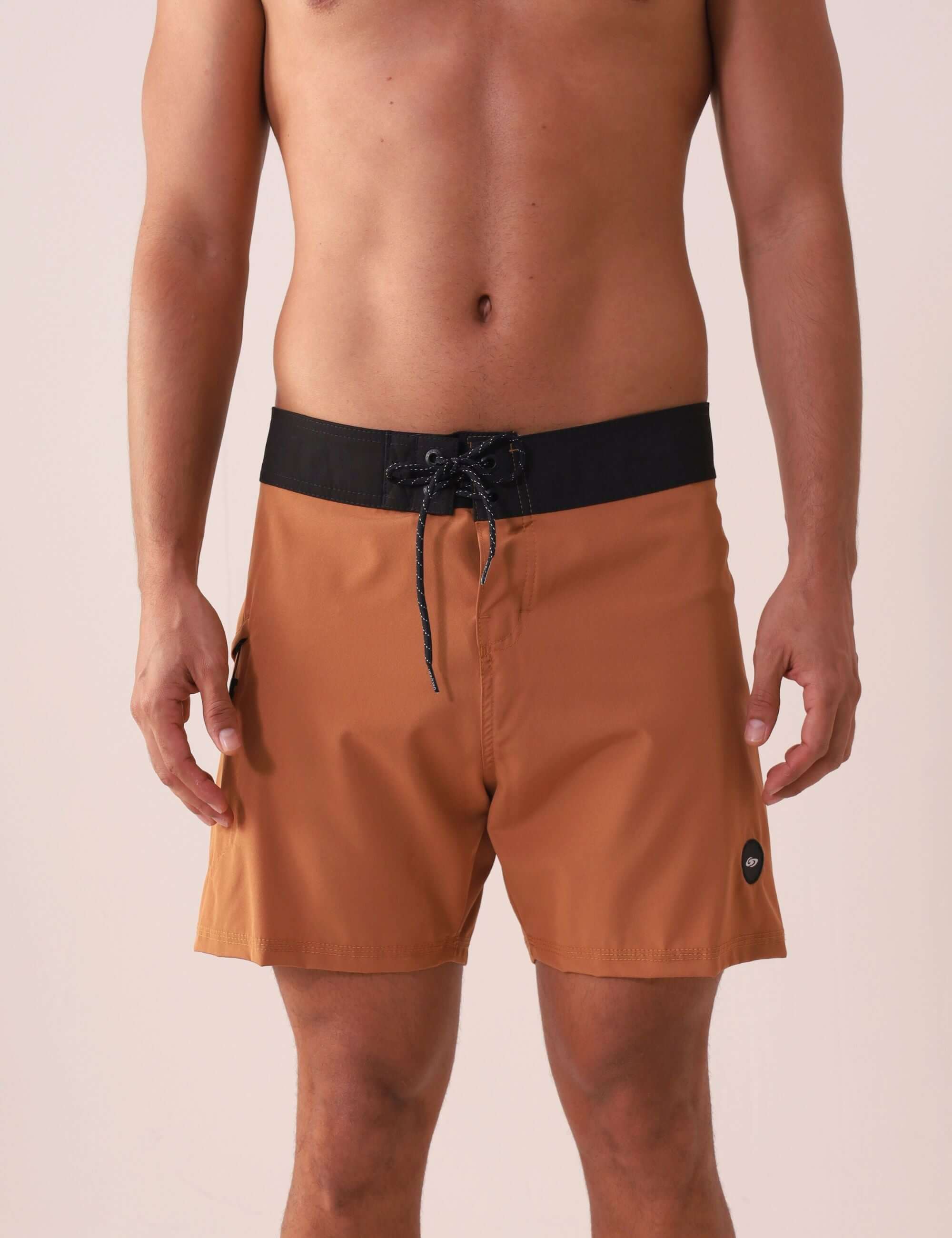 Homem usando short Greenish BOARDSHORT CLASSIC TRUNK ESSENCIAL - CAQUI, destacando estilo e praticidade para praia ou rua.