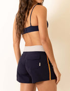 Mulher vestindo Boardshort Grnsh - Azul Marinho da Greenish, com design versátil e ajuste ao corpo.