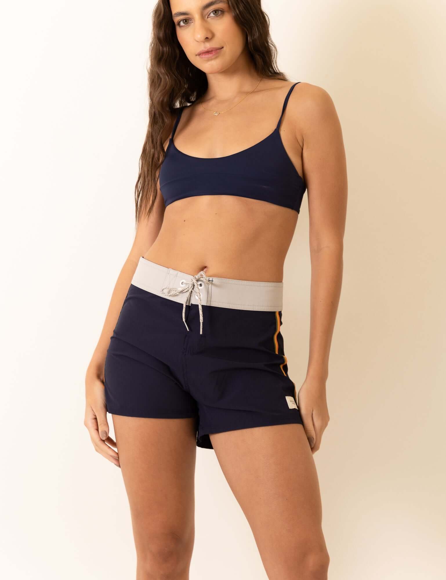Mulher vestindo Boardshort Grnsh - Azul Marinho da Greenish com design ajustado e moderno, ideal para versatilidade e estilo.