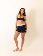Mulher usando Boardshort Grnsh - Azul Marinho da Greenish com design versátil e caimento ajustado, destacando o estilo moderno.