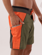 Alt Tag: Homem usando boardshort Verde para aventuras ao ar livre da marca Greenish, com bolso lateral e cordão na cintura.