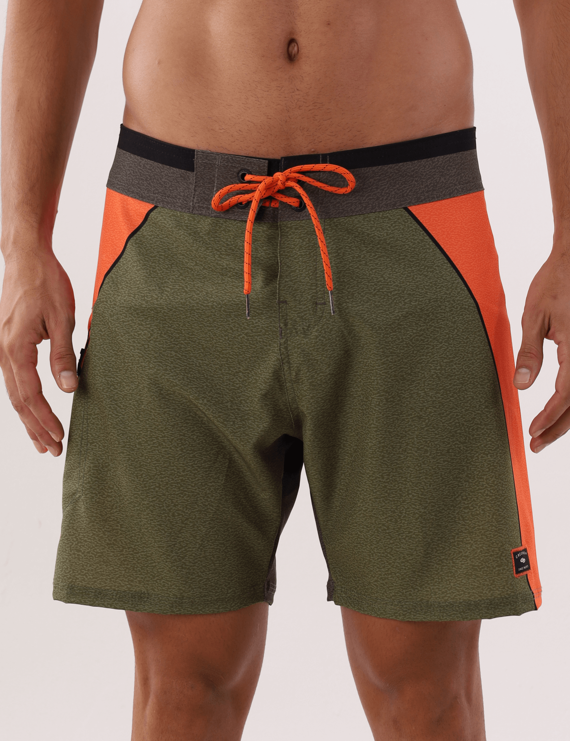 Bermuda Boardshort Verde Outdoor Adventures da Greenish, ideal para esportes aquáticos e aventuras ao ar livre, com design moderno e confortável.