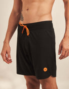Greenish Boardshort Recycle - Preto, sustainable black shorts, ergonomic flex fabric, ideal for outdoor activities.
