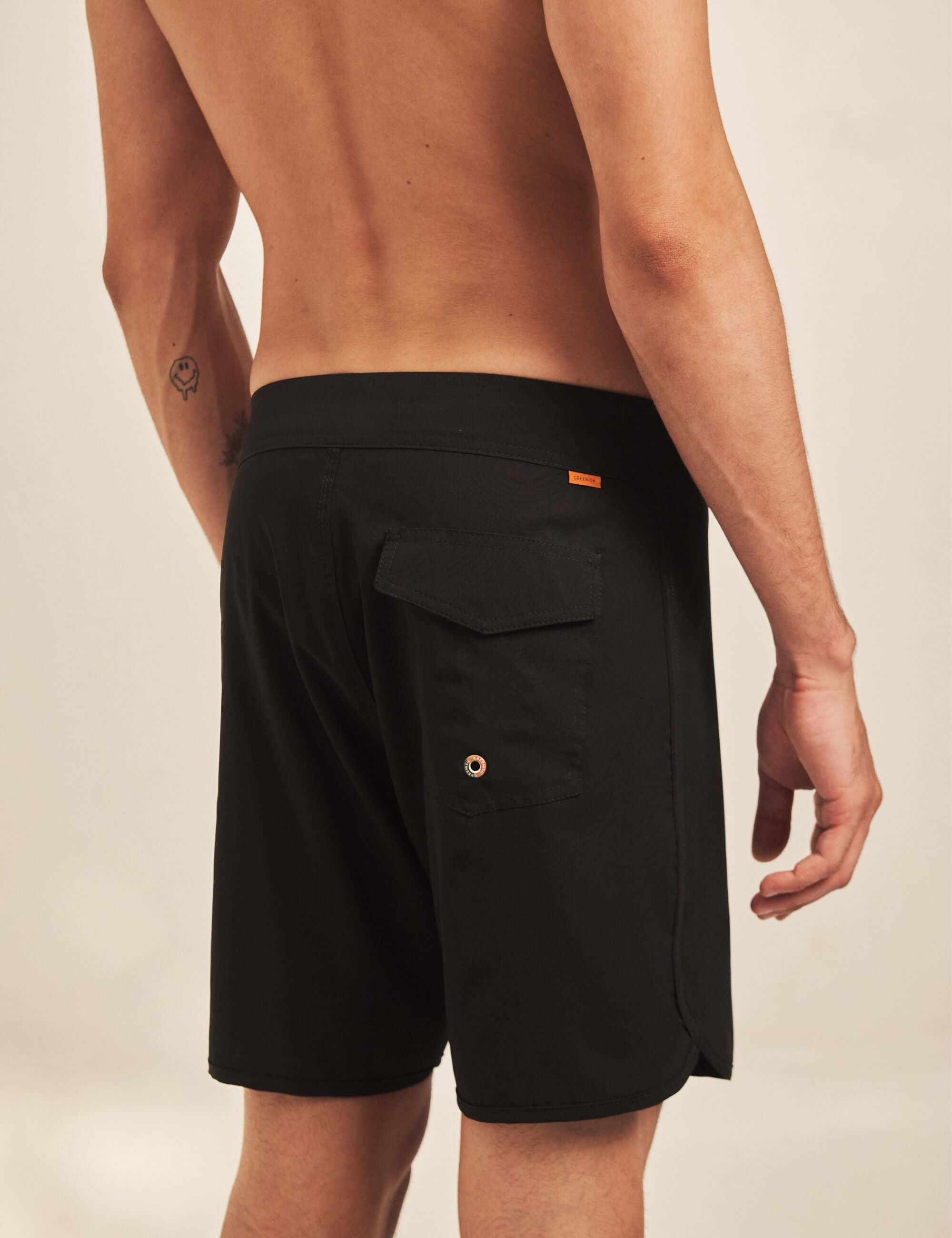 Greenish Boardshort Recycle - Preto em tecido sustentável e ergonômico, ideal para esportes e lazer ao ar livre.