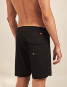 Greenish Boardshort Recycle - Preto em tecido sustentável e ergonômico, ideal para esportes e lazer ao ar livre.