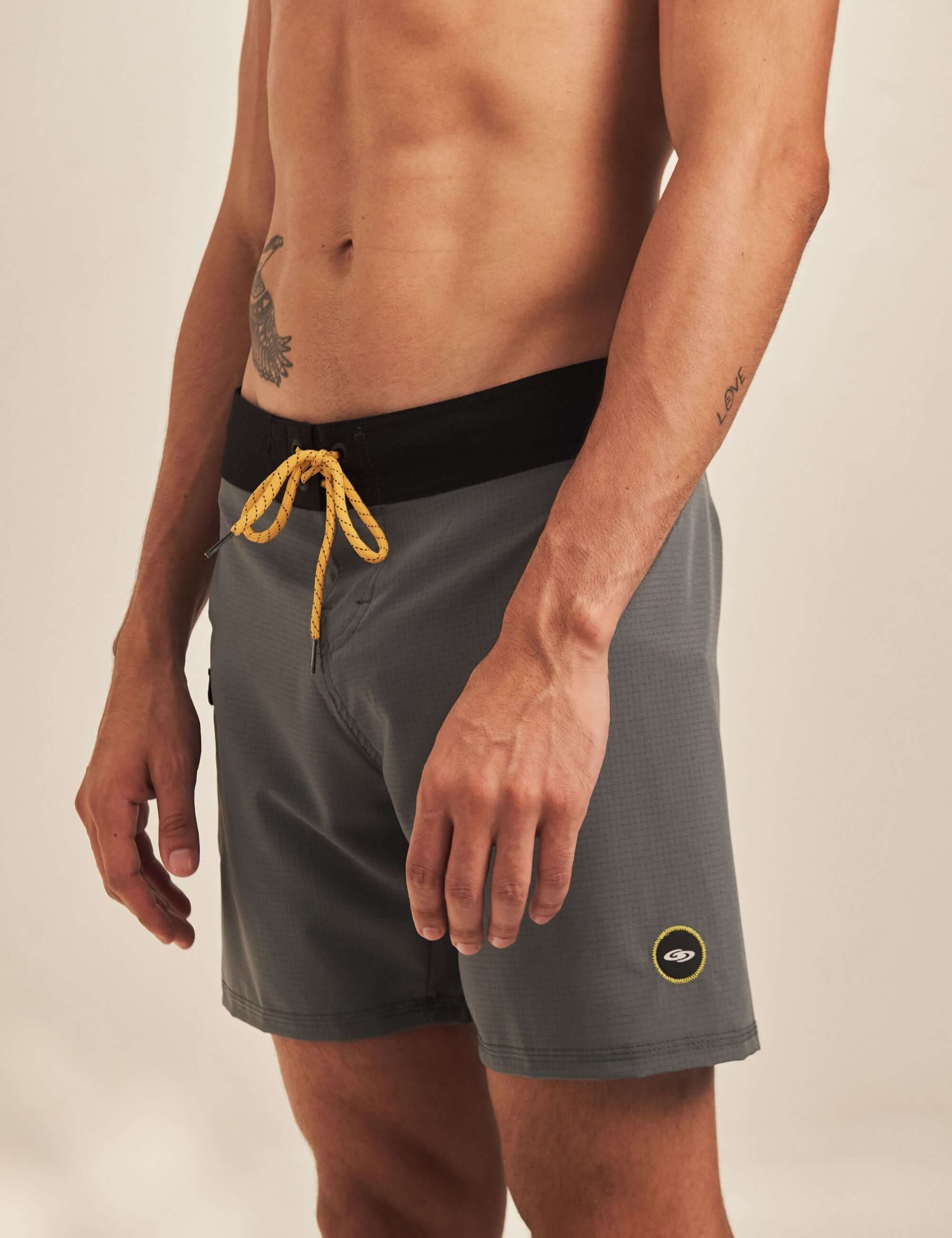 Alt Tag: Boardshort Sunset - Grafite Greenish em Rip Stop com cós anatômico, bolso zíper e cadarço amarelo, ideal para praia e uso casual