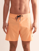 Boardshort laranja Greenish "Sunset", leve, alta performance, com secagem rápida e bolso lateral. Ideal para aventuras na água.