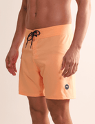 Boardshort Sunset Laranja da Greenish masculino, leve, alta performance, secagem rápida, bolso lateral, ideal para aventuras na água.