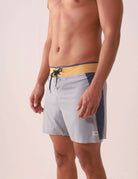 Homem vestindo Boardshort Ultralight II Sunset - Cinza da marca Greenish, destacando design multicolorido e leveza para o dia todo.