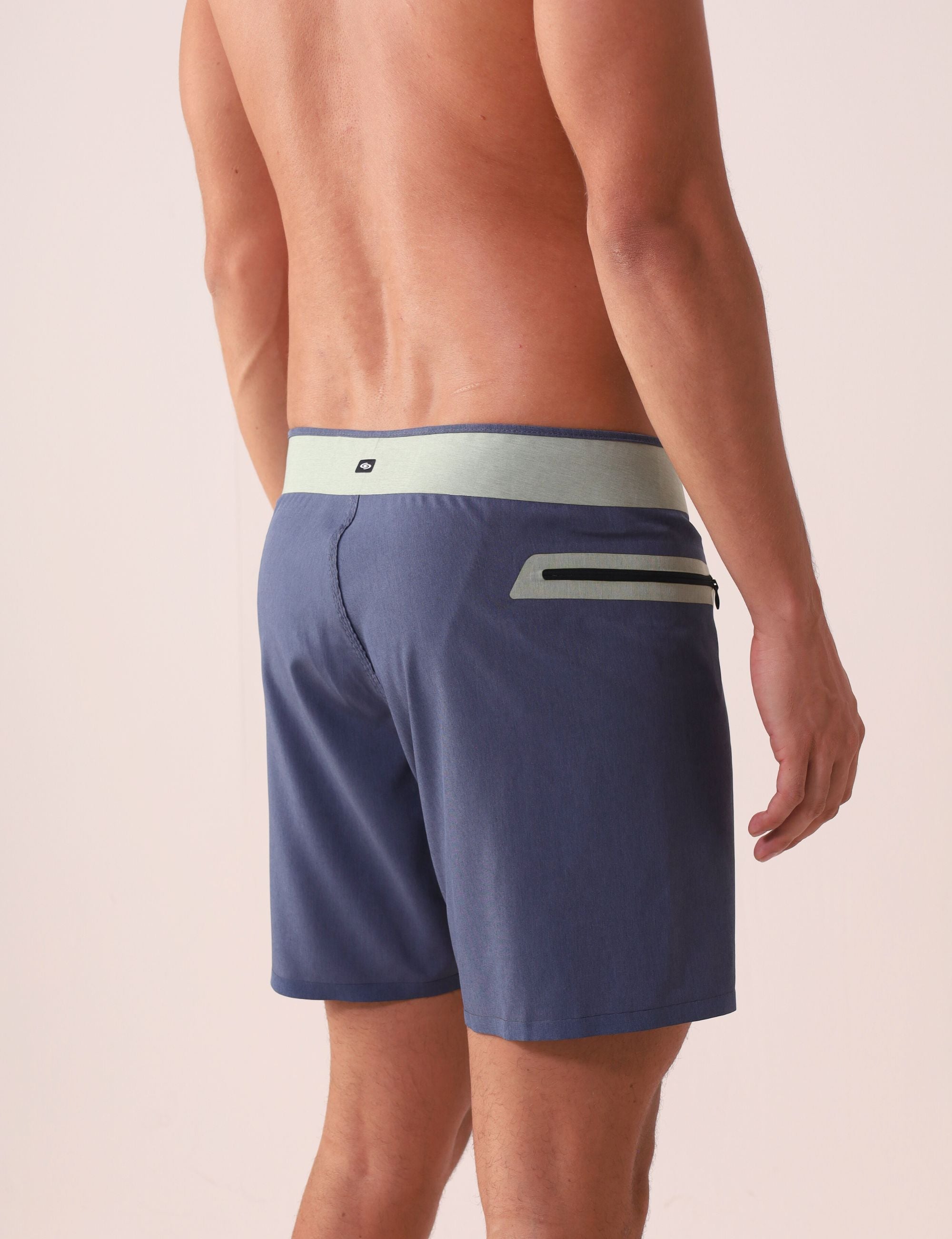 Boardshort Ultralight II Color - Azul Marinho da Greenish, vista traseira, ideal para surfe e atividades ao ar livre.