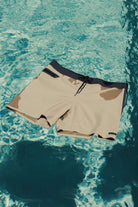 Boardshort Ultralight II Color - Caqui da Greenish flutuando na piscina, ideal para surfe e atividades ao ar livre.