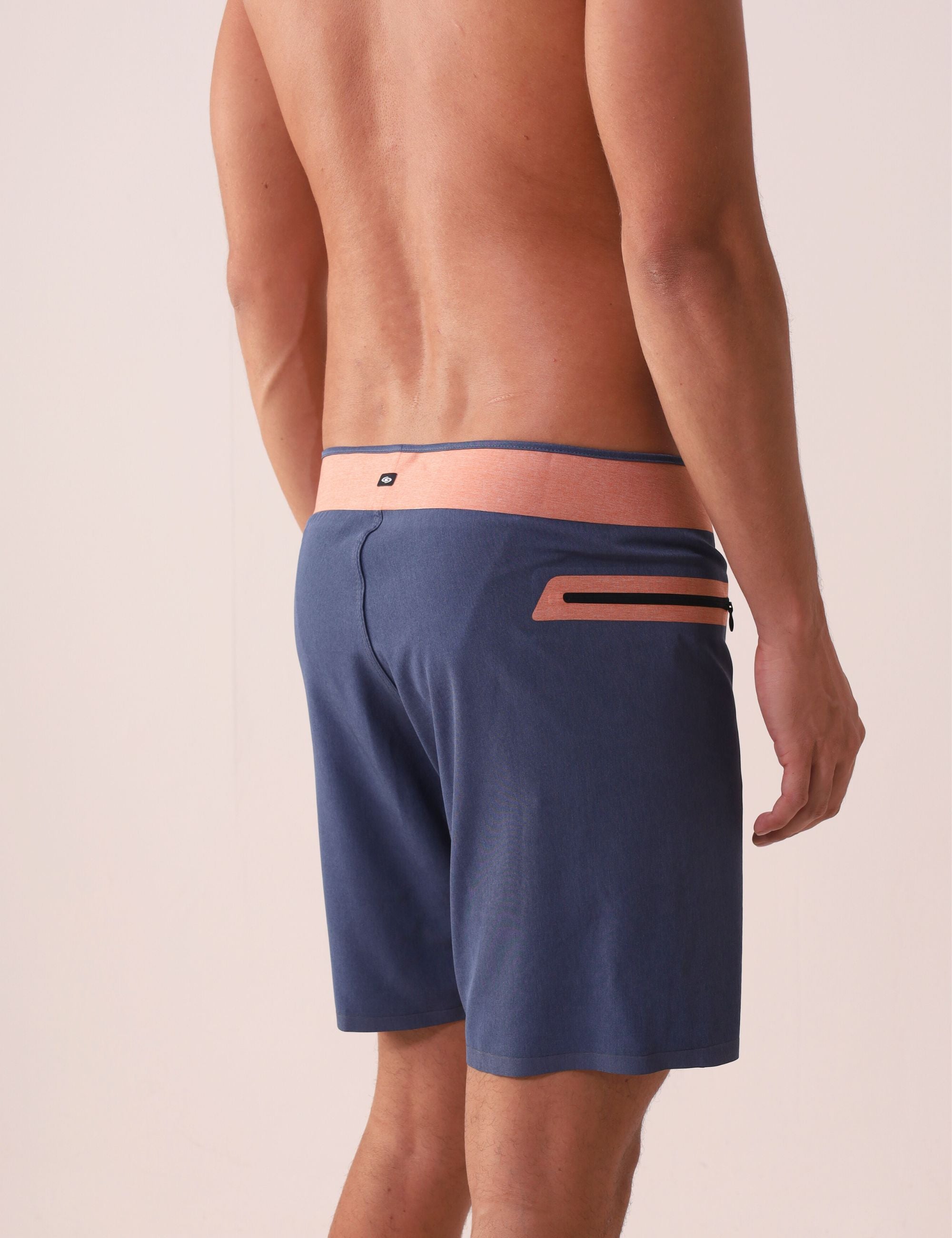 Boardshort Ultralight II Ocean - Azul Marinho da Greenish, mostrando o design leve e anatômico, bolso lateral e recorte colado.