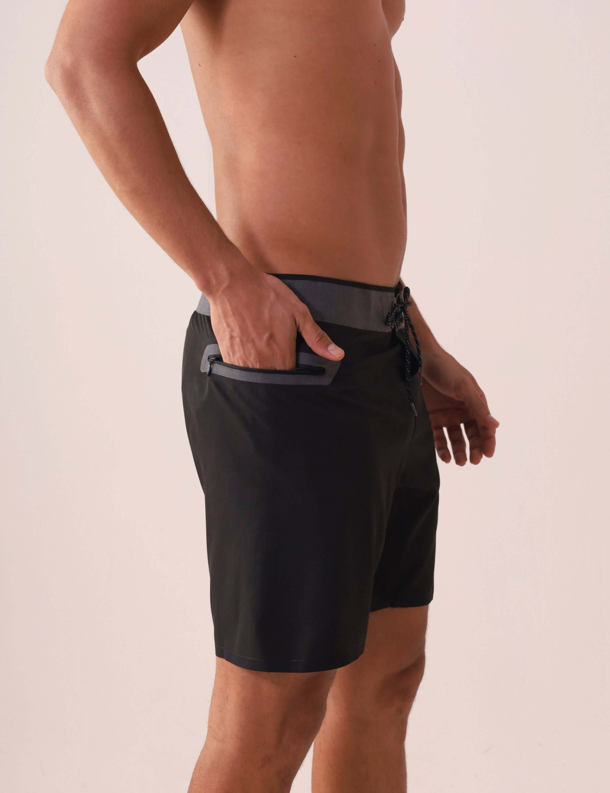 Boardshort Ultralight II Ocean - Preto da Greenish, performance e leveza com modelagem de 44cm e cós anatômico, bolso com zíper.