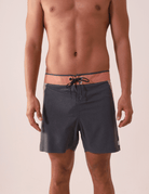 Homem usando Boardshort Ultralight II Sunset - Preto da Greenish, com design leve e multicolorido, ideal para praia e urbano.