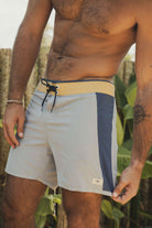 Greenish BOARDSHORTS ULTRALIGHT II SUNSET - CINZA, estilo multicolorido, recortes colados, ideal para praia e uso diário, comprimento 42cm.
