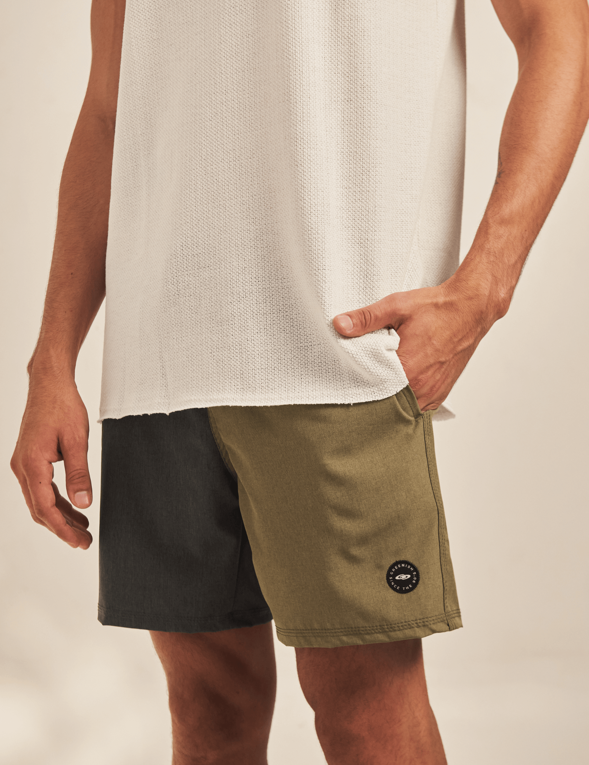 Boardwalk Color Blocks - Grafite Greenish bermuda modelo com bloco de cor grafite e oliva, cós anatômico e bolso traseiro