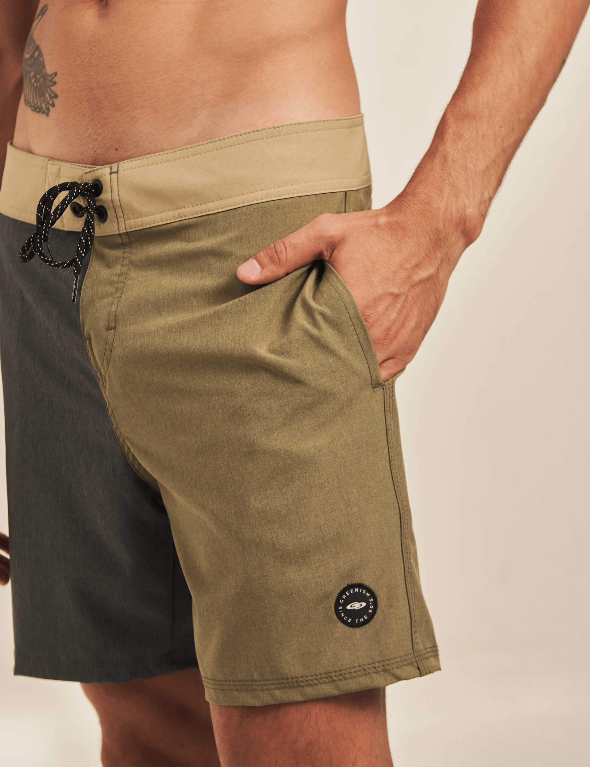 Alt Tag: Greenish Boardwalk Color Blocks - Grafite em bermuda color block, cós anatômico e bolso lateral, tecido stretch 90% poliéster 10% elastano