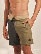 Alt Tag: Boardwalk Color Blocks - Grafite da Greenish, bermuda boardshorts color block com cós anatômico e amarração frontal