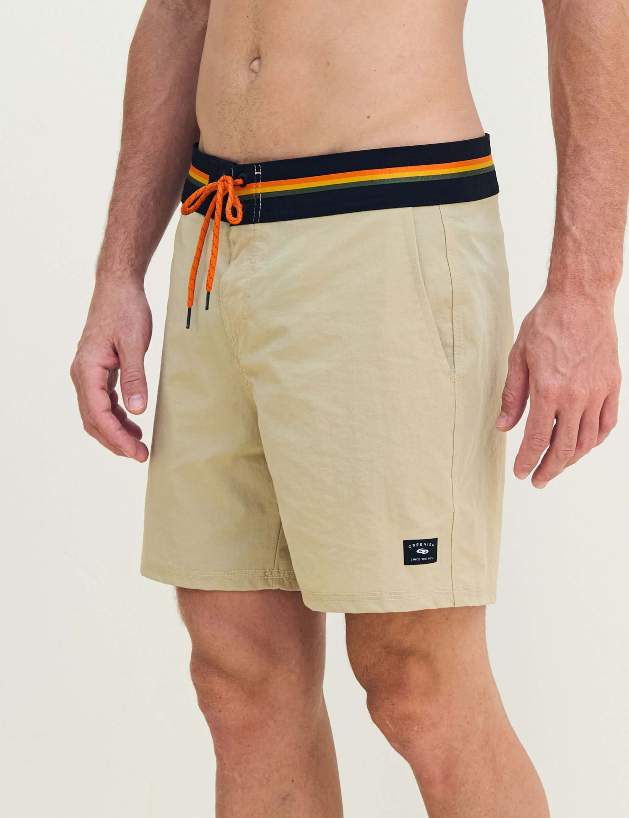 Boardwalk Outline Backoutdoor - Areia shorts with vibrant striped waistband, perfect for casual outings by the beach.