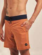 Greenish Boardwalk Sunny Collor - Laranja shorts, featuring classic 44cm design with quick-dry fabric, perfect for beach and street style.