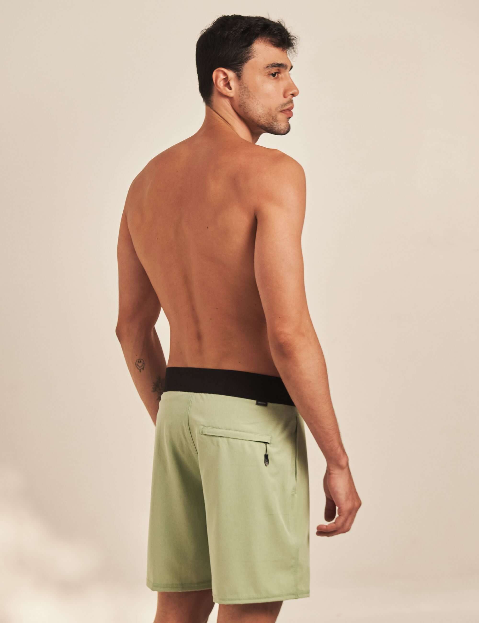 Model wearing Boardwalk Sunny Vibes Collor - Verde by Greenish, showcasing classic 44cm shape with light, quick-dry fabric.