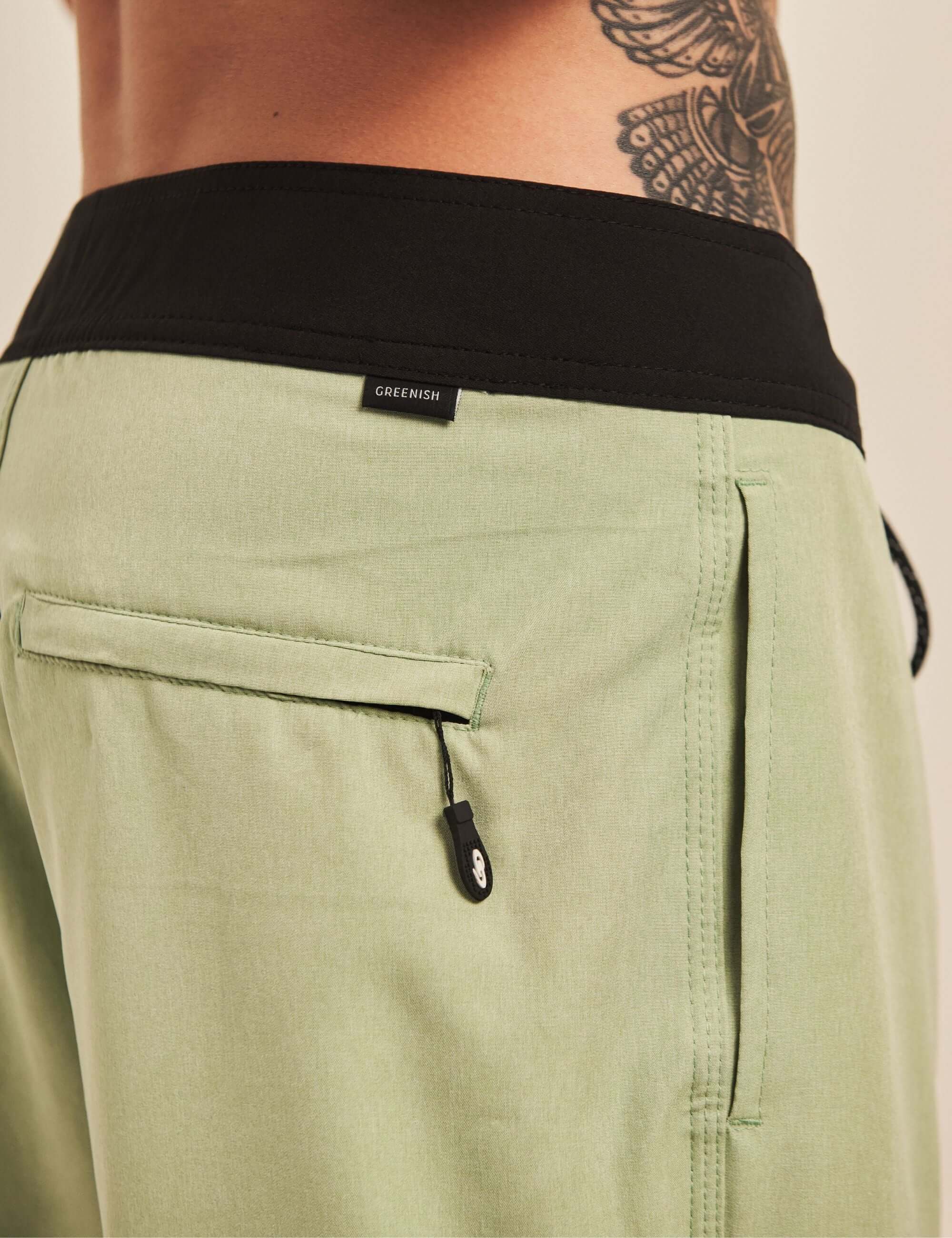 Greenish Boardwalk Sunny Vibes Collor - Verde shorts featuring a classic 44cm design with quick-dry fabric and anatomical waistband.