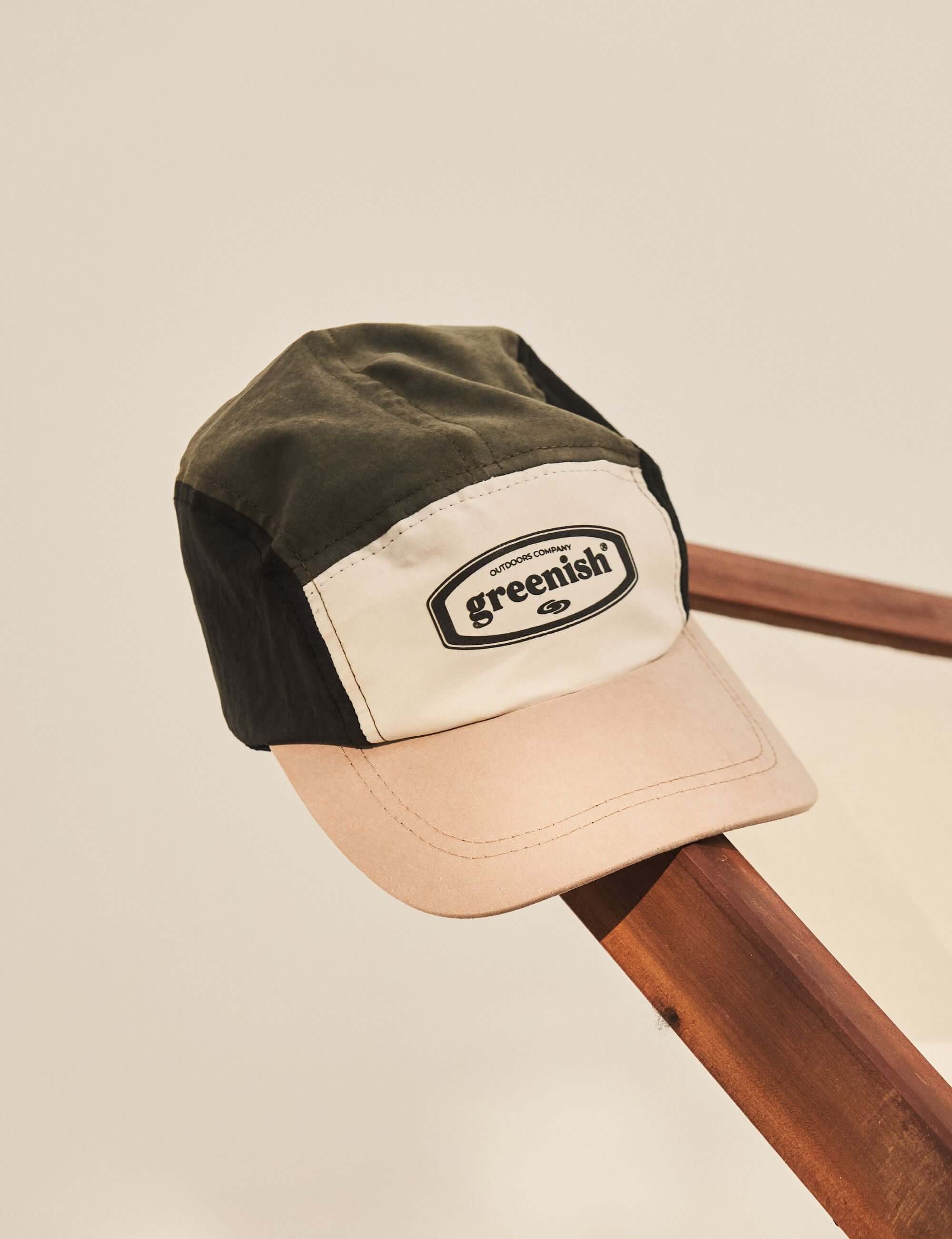 Alt Tag: Bone Green Outdoors Co. - Areia cap em tons areia e verde com silk 'greenish' frontal, aba curva contrastante e acabamento premium