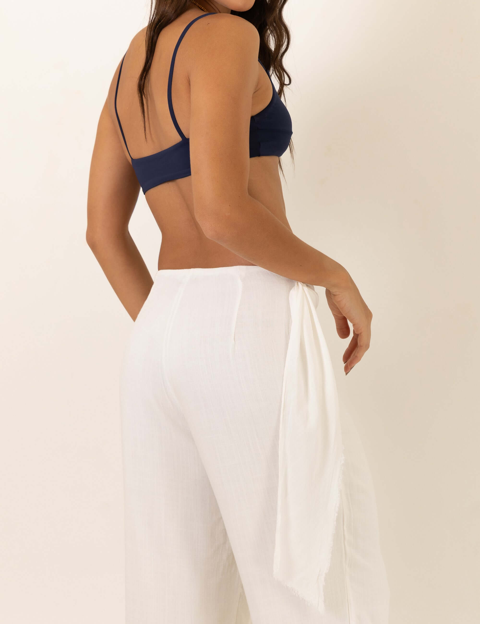 Modelo vestindo Calça com Aba Rustic - Off White da Greenish, vista de costas.