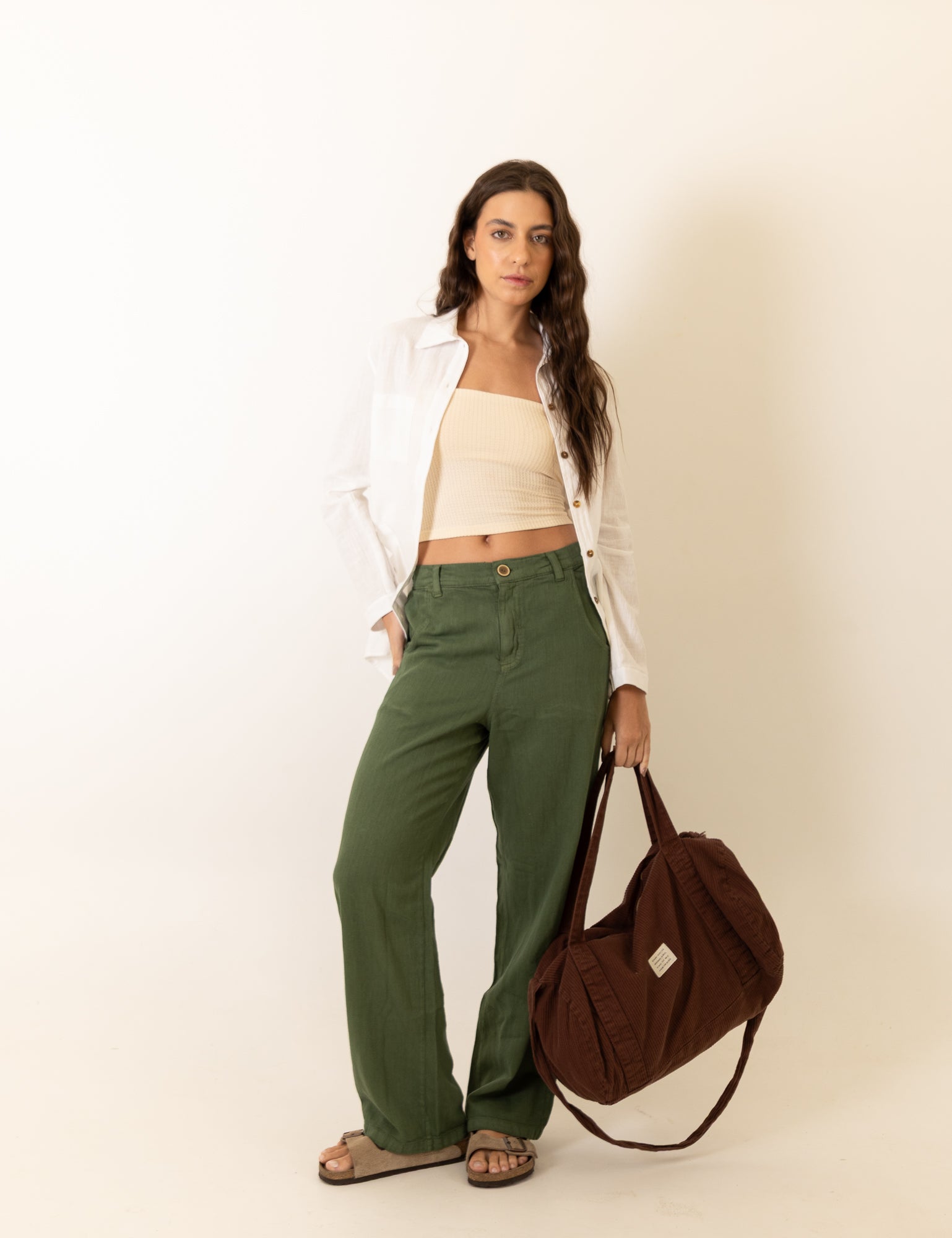 Mulher vestindo Calca New Khay - Verde Escuro da Greenish, com caimento solto e confortável, destacando estilo casual e natural.