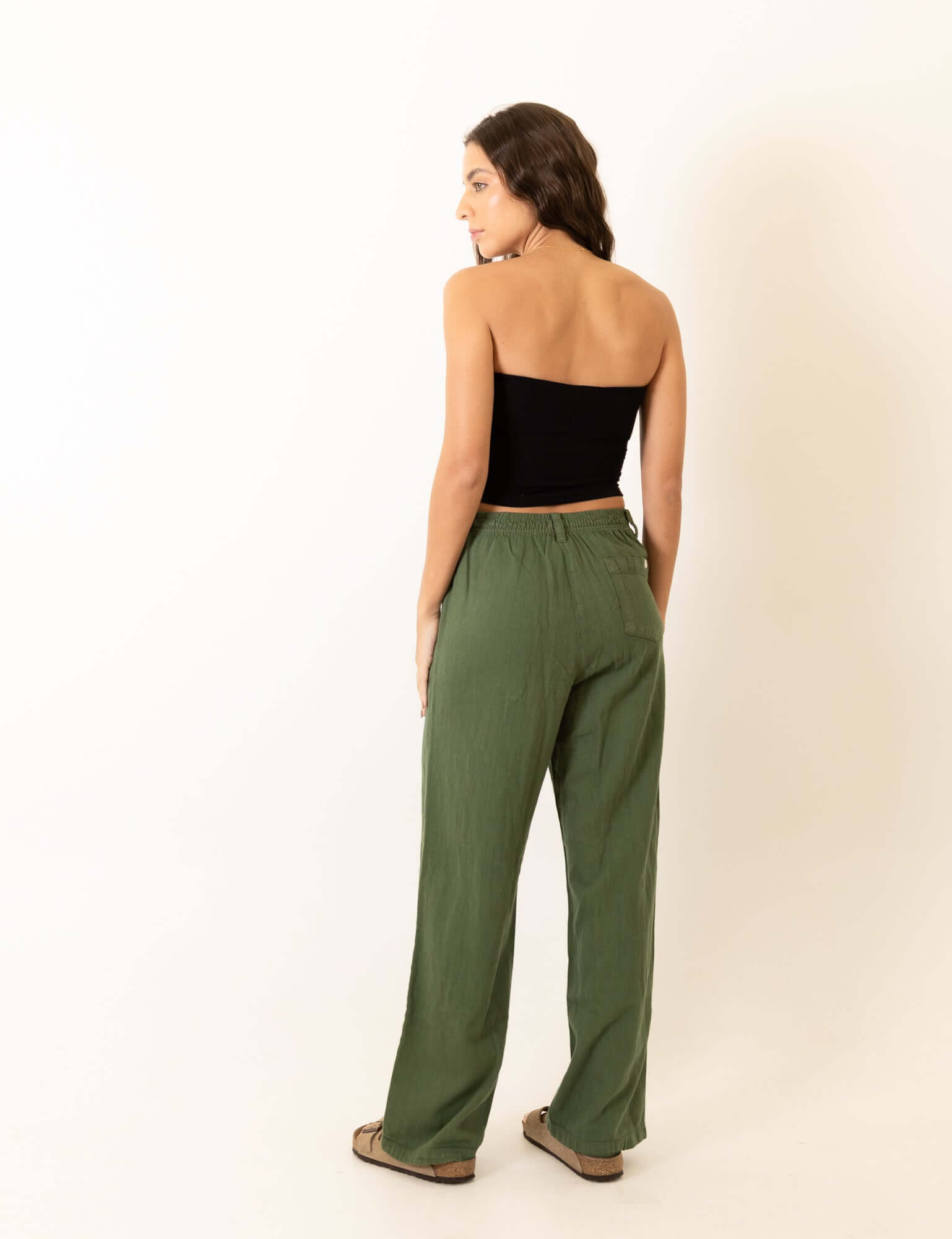 Modelo vestindo Calca New Khay - Verde Escuro da Greenish, mostrando caimento solto e detalhes casuais para estilo natural.