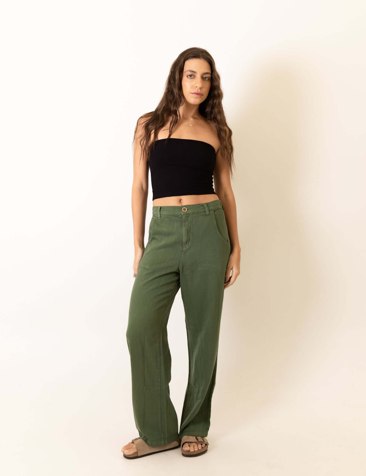 Mulher usando Calca New Khay - Verde Escuro da marca Greenish, estilo casual com conforto em linho. Elegante e confortável para todos os momentos.
