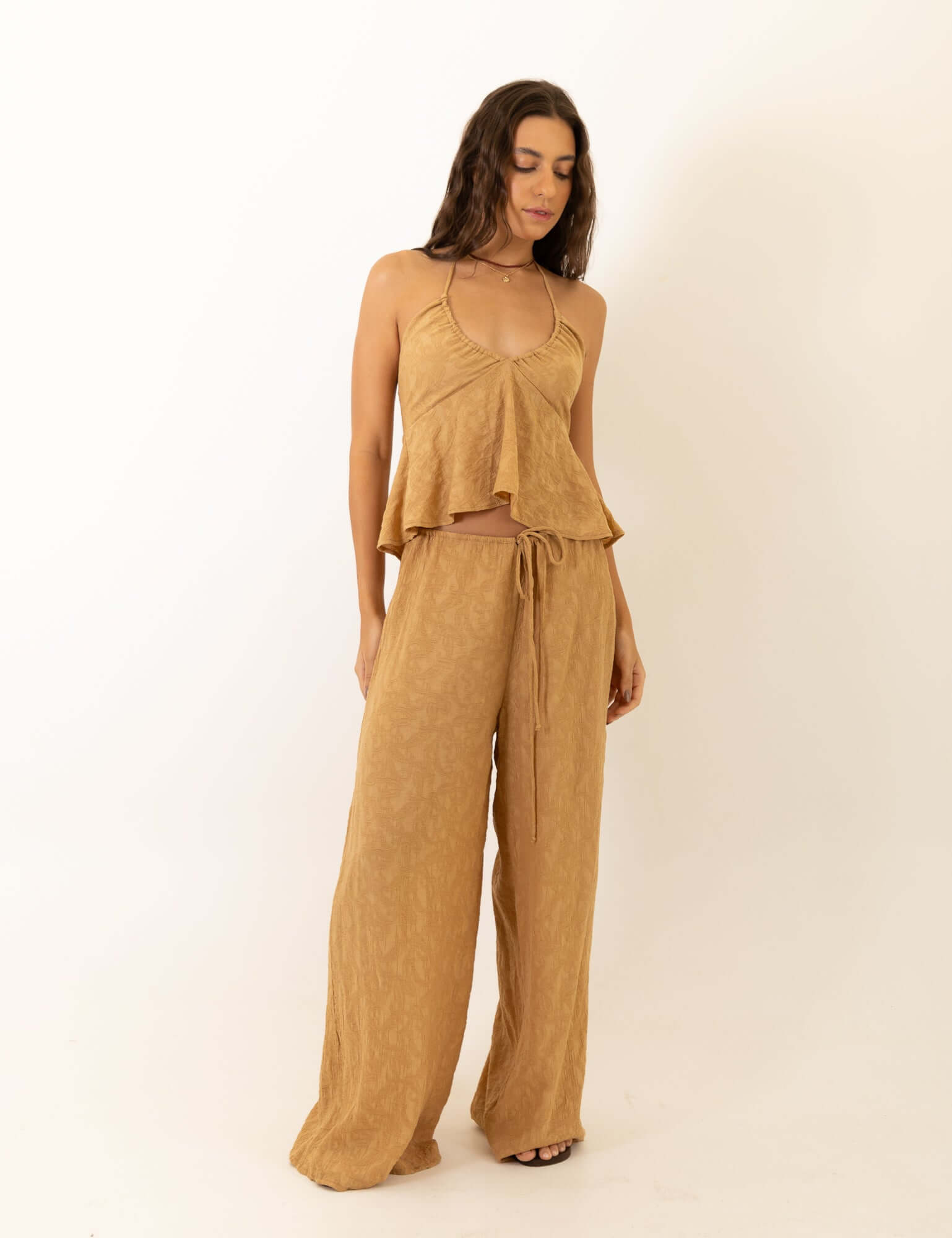 Mulher usando Calca Pantalona Regulavel Paisley - Caqui da marca Greenish, destacando design elegante e conforto.