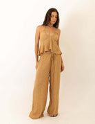 Mulher usando Calca Pantalona Regulavel Paisley - Caqui da marca Greenish, destacando design elegante e conforto.