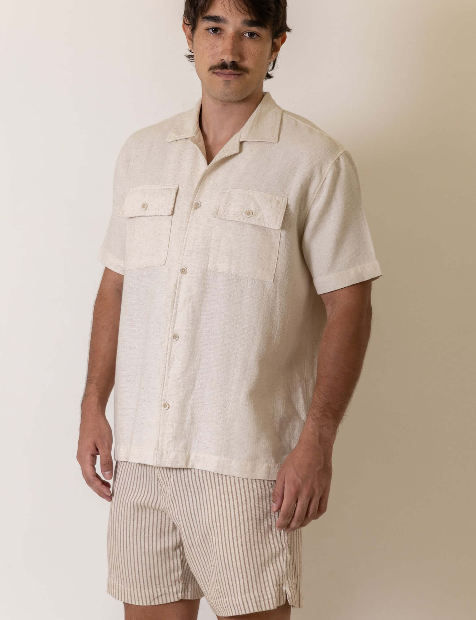 Modelo vestindo Camisa Botao Brisa - Natural da marca Greenish