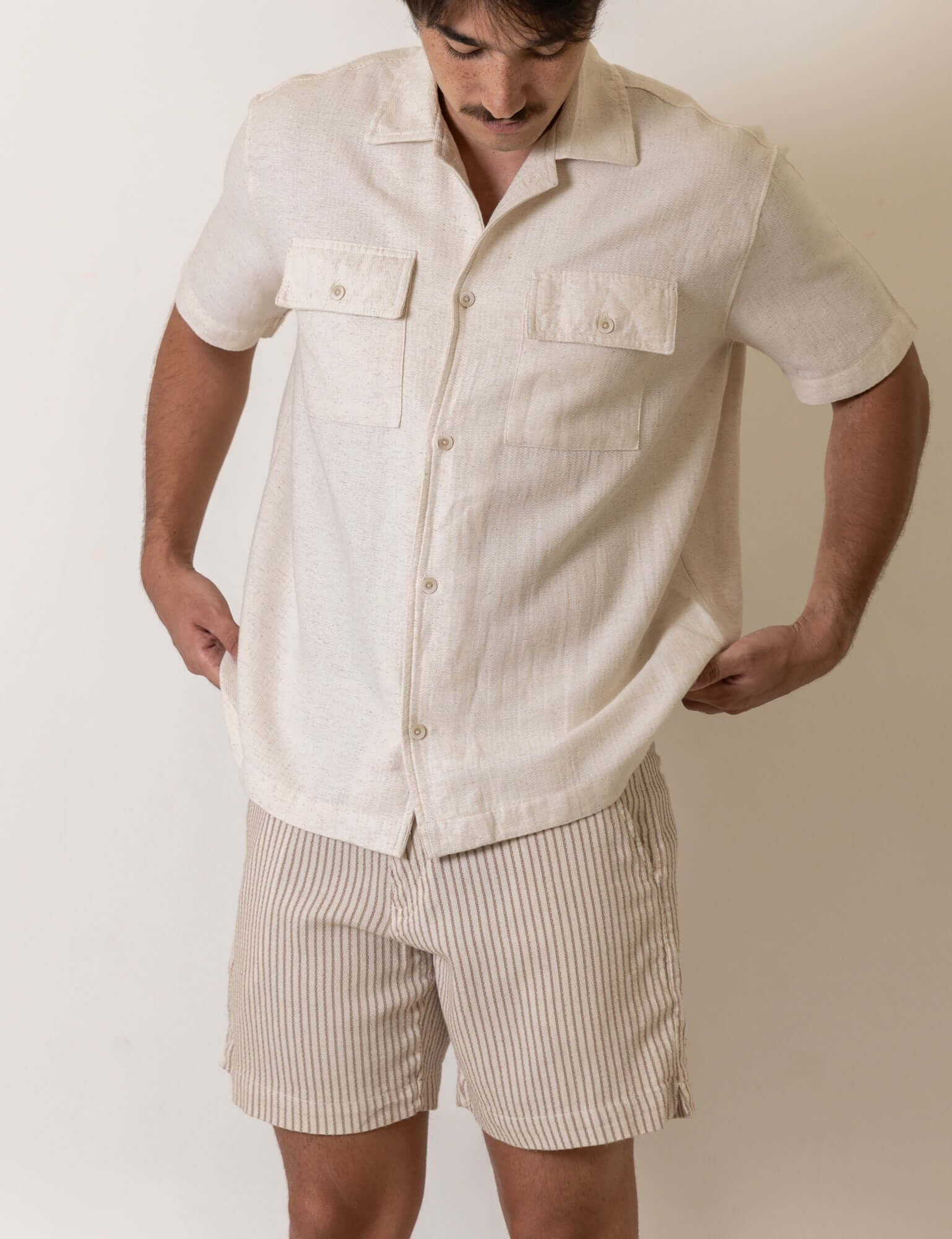 Modelo vestindo Camisa Botao Brisa - Natural da marca Greenish, destacando a qualidade e o design casual para o verão.
