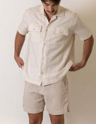 Modelo vestindo Camisa Botao Brisa - Natural da marca Greenish, destacando a qualidade e o design casual para o verão.