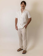 Homem vestindo Camisa Botao High Tide - Off White da marca Greenish, destacando um estilo casual e elegante em tom claro.