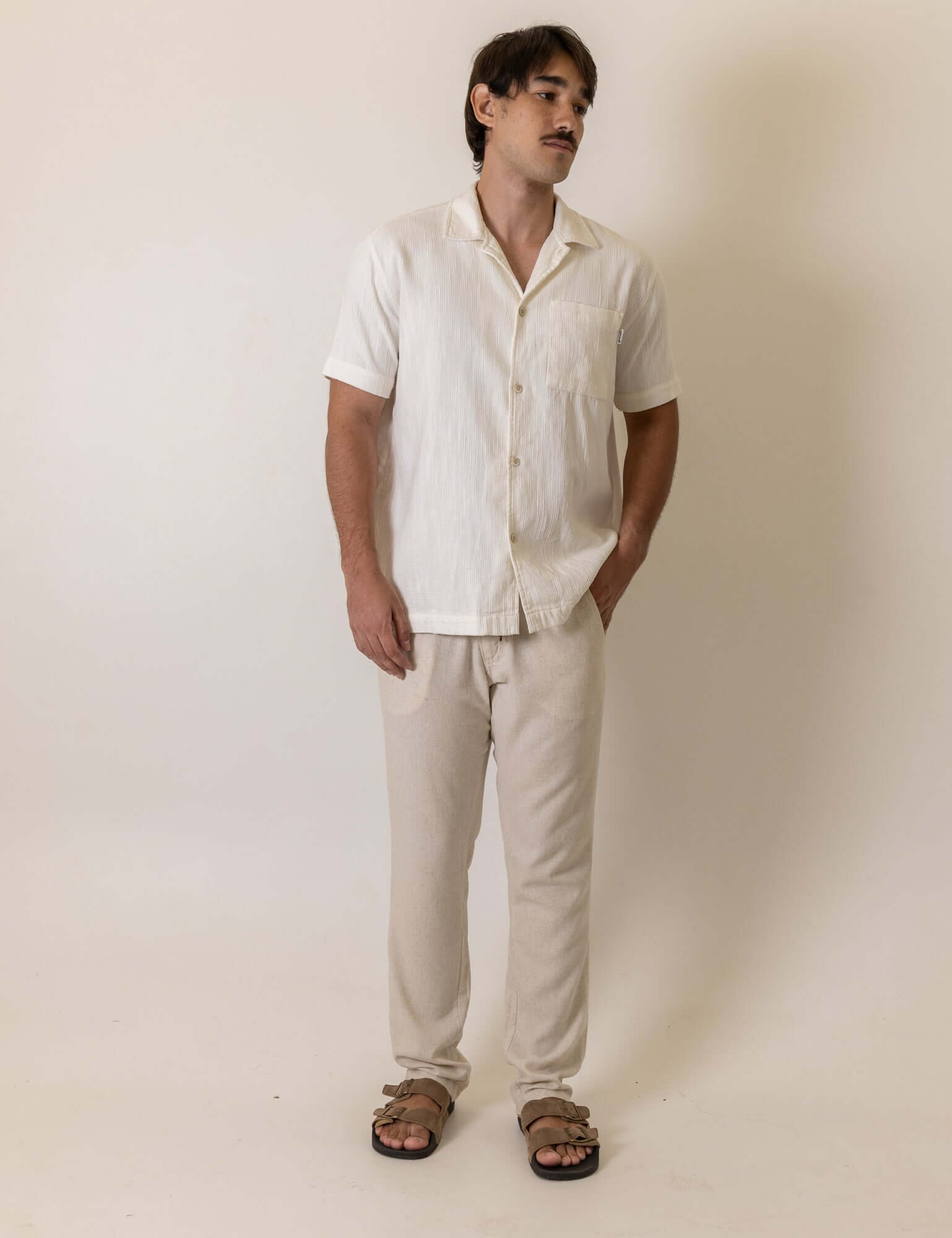 Modelo vestindo Camisa Botao High Tide - Off White da marca Greenish em cenário minimalista.